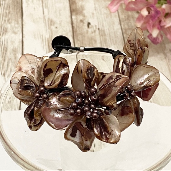 Mother of Pearl Brown Flower Bracelet - Picture 2 of 12